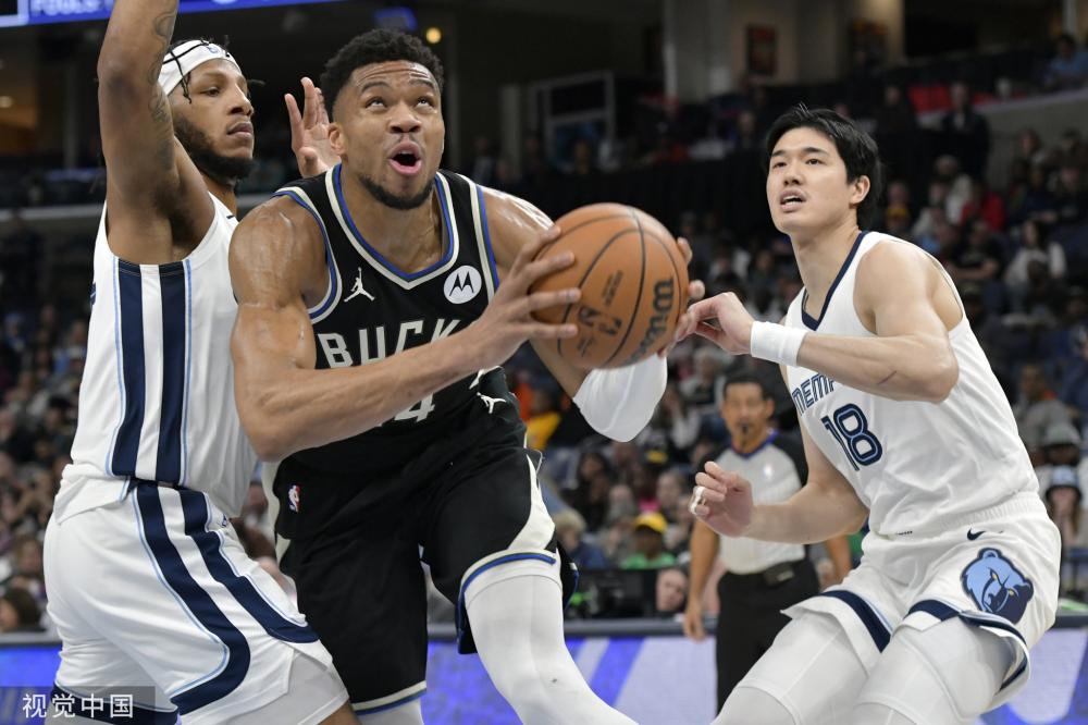 双方替补席 双方替补席